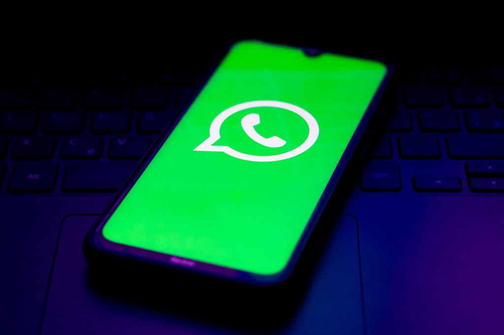 Brasil - 05/10/2021: En esta imagen, se muestra el logotipo de WhatsApp en un teléfono inteligente.