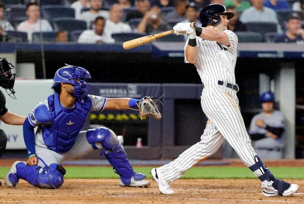 Andrew Benintende golpea la canción RBI en la octava entrada de la victoria de los Yankees por 11-5 sobre los Reales.