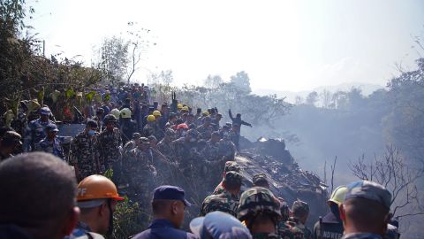 Los equipos de rescate se reúnen en el lugar del accidente aéreo en Pokhara.