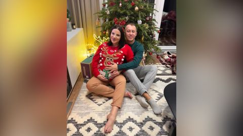 Katerina y Oleg sentados junto al árbol de Navidad en su casa en las afueras de Kyiv.