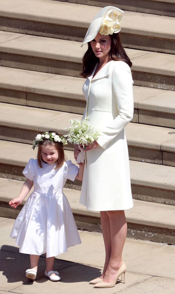 Catherine, duquesa de Cambridge de Gran Bretaña, se va con su hija, la princesa Charlotte, después de asistir a la boda del príncipe Harry de Gran Bretaña, duque de Sussex, y la actriz estadounidense Meghan Markle, en la Capilla de San Jorge, Castillo de Windsor, en Windsor, el 19 de mayo de 2018. ( Foto de la Capilla de San Jorge, Castillo de Windsor, Windsor) Andrew Matthews / POOL/AFP) (El crédito de la foto debe decir ANDREW MATTHEWS/AFP a través de Getty Images)