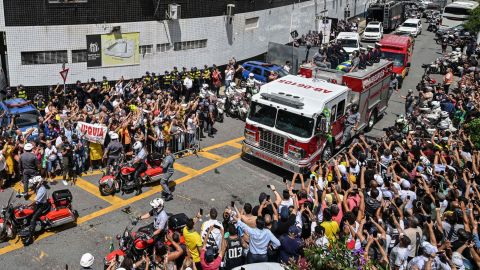 El ataúd de Pelé fue llevado por las calles en un camión de bomberos.