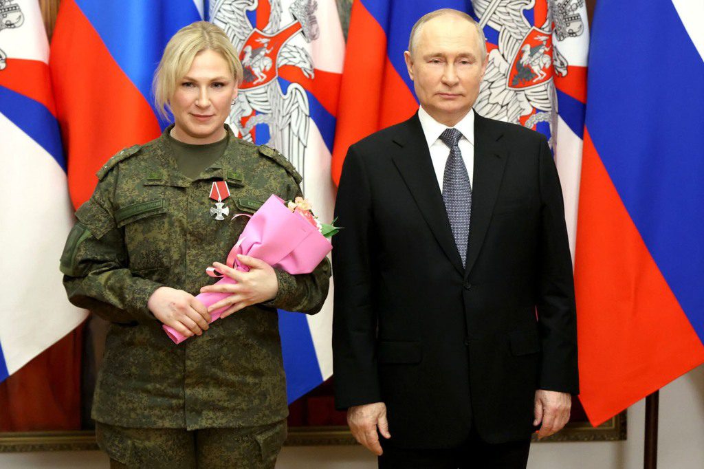 Putin y la mujer disfrazada