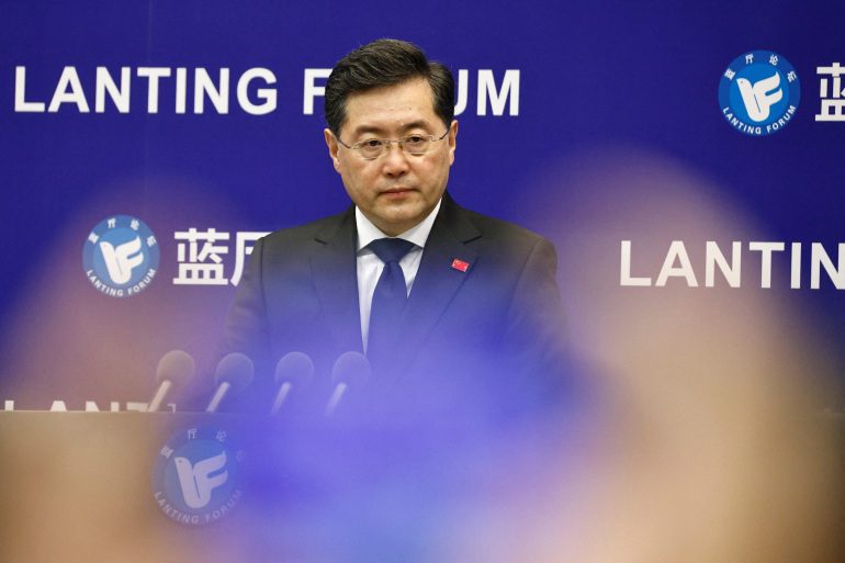 El ministro de Relaciones Exteriores de China, Qin Gang, en el Foro Lanting en Beijing.  Se para en un púlpito con una bandera azul detrás de él.  El letrero dice Lanting Forum en inglés.