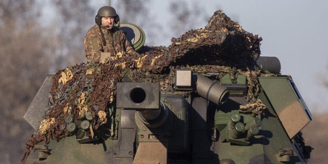 Soldados ucranianos en vehículos militares blindados mientras continúan los ataques en la línea del frente de Donbass en el Óblast de Donetsk, Ucrania, el 24 de enero de 2023.