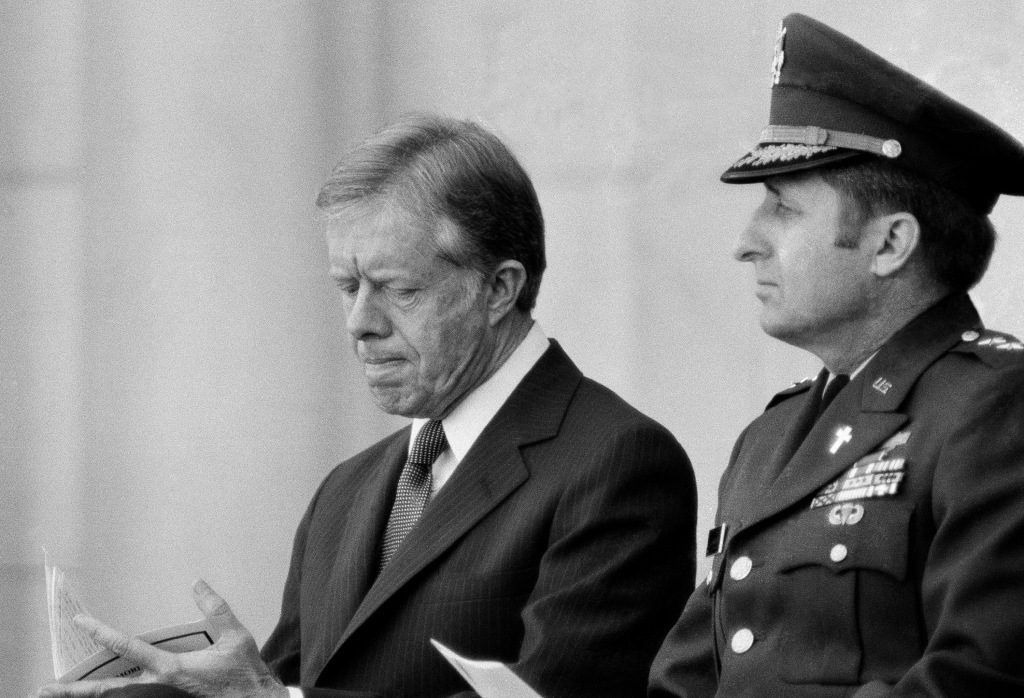 El presidente Jimmy Carter asiste a un servicio conmemorativo de los ocho soldados muertos