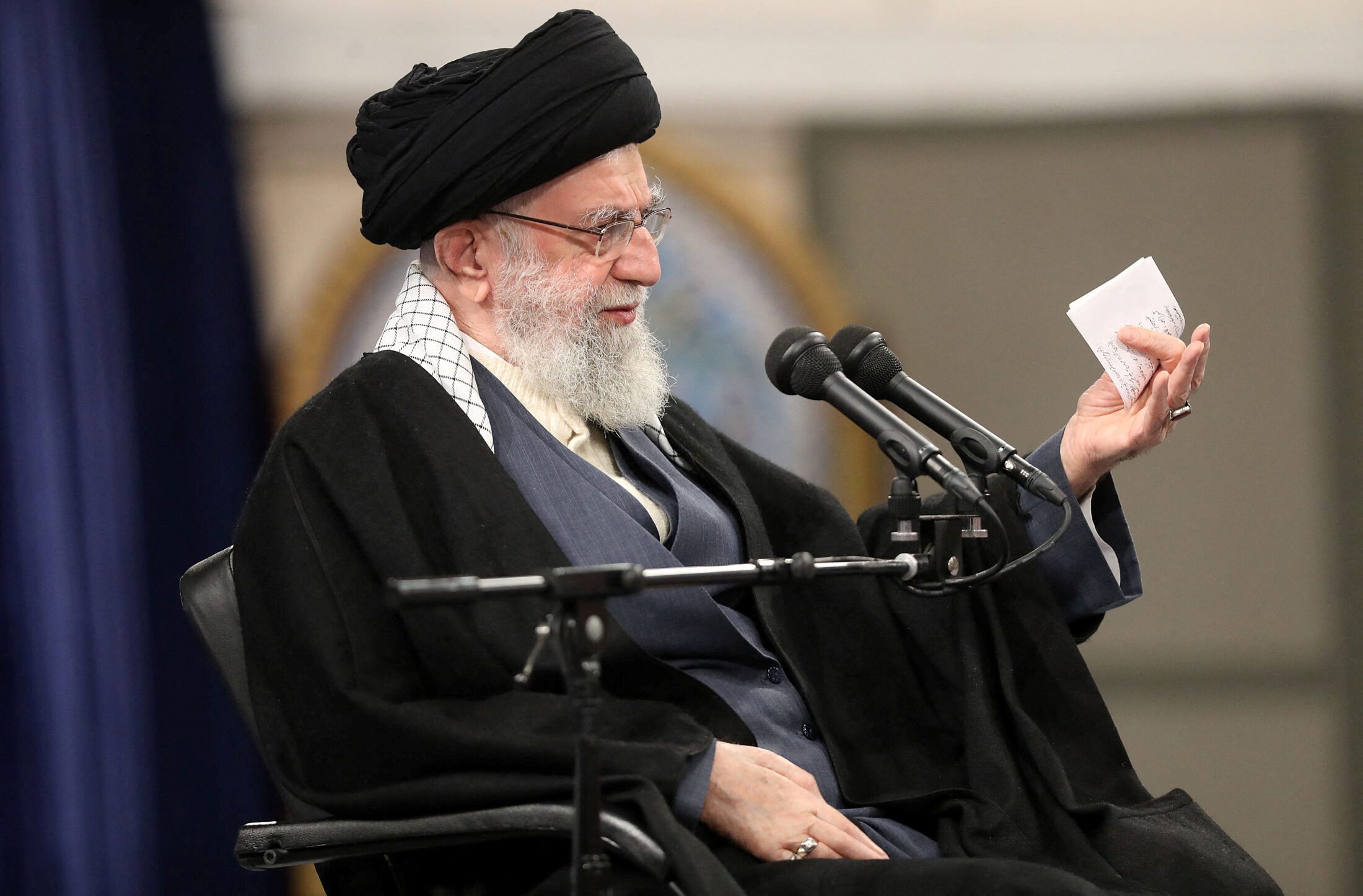 Khamenei asiste a una reunión con miembros de la Fuerza Aérea en Teherán