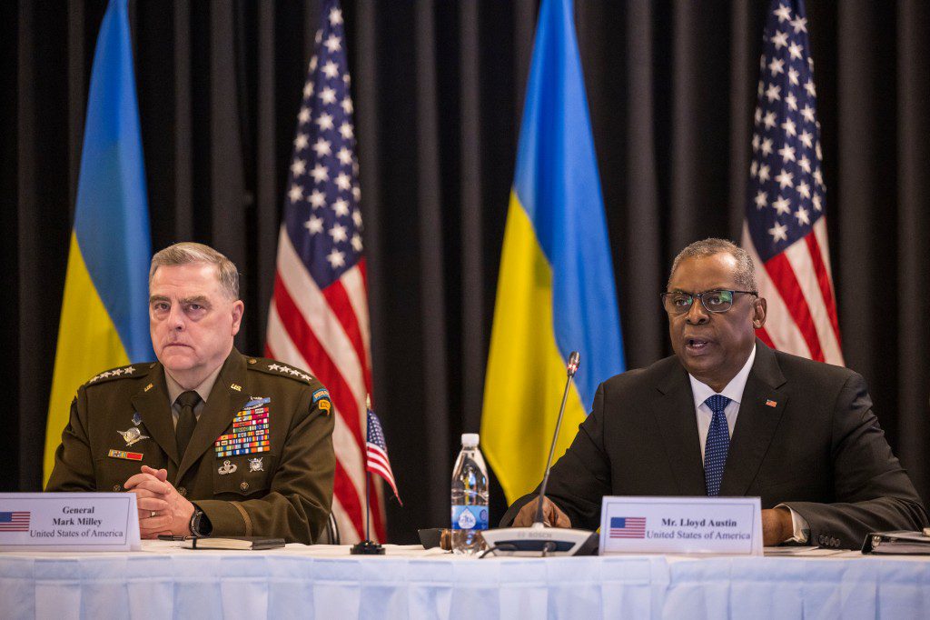 El presidente del Estado Mayor Conjunto de los Estados Unidos, el general Mark Milley, y el secretario de Defensa de los Estados Unidos, Lloyd Austin, asisten a una reunión del Grupo de Enlace de Defensa de Ucrania en la base aérea de Ramstein el 21 de abril de 2023 en Ramstein-Misenbach, Alemania.