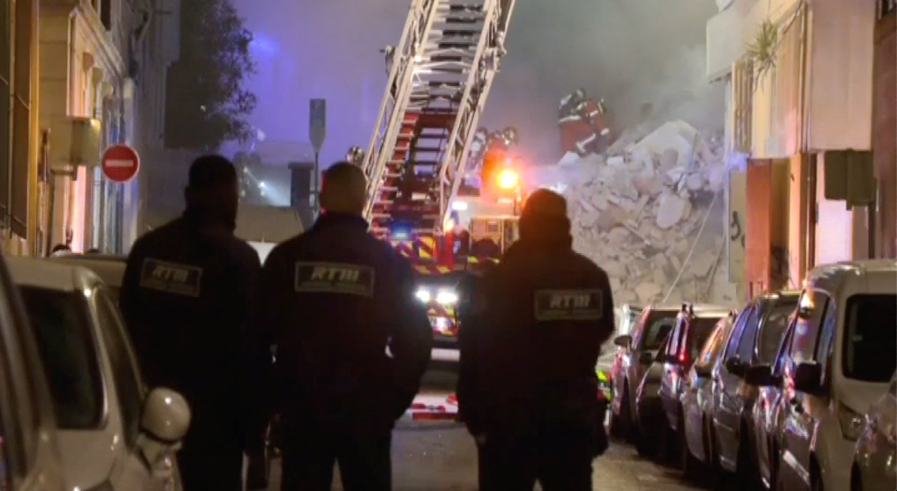 Los bomberos trabajan tras el derrumbe de un edificio en Marsella