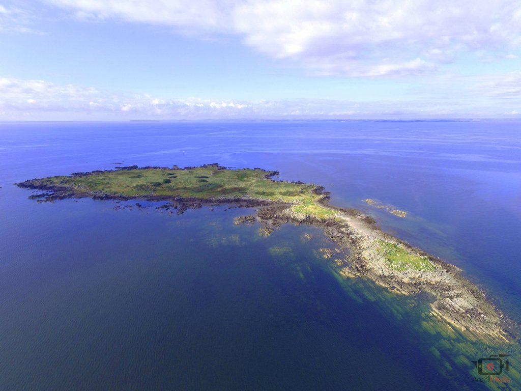 Se muestra la isla accesible durante la marea baja. 