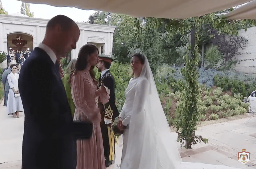 El Príncipe William llama la atención de Ragwa Al-Saif cuando le dice a la Princesa de Jordan ahora y a su esposa, la Princesa Kate, que aceleren sus reuniones. 