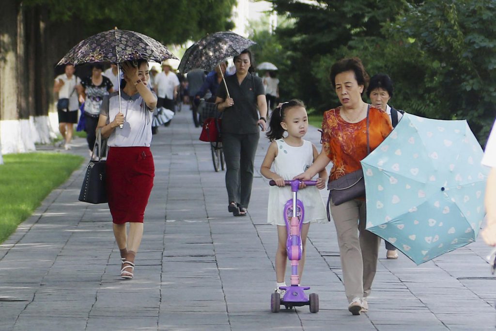 Corea del Norte está permitiendo que sus ciudadanos en el extranjero regresen a casa, en una señal de una mayor flexibilización de las restricciones pandémicas.