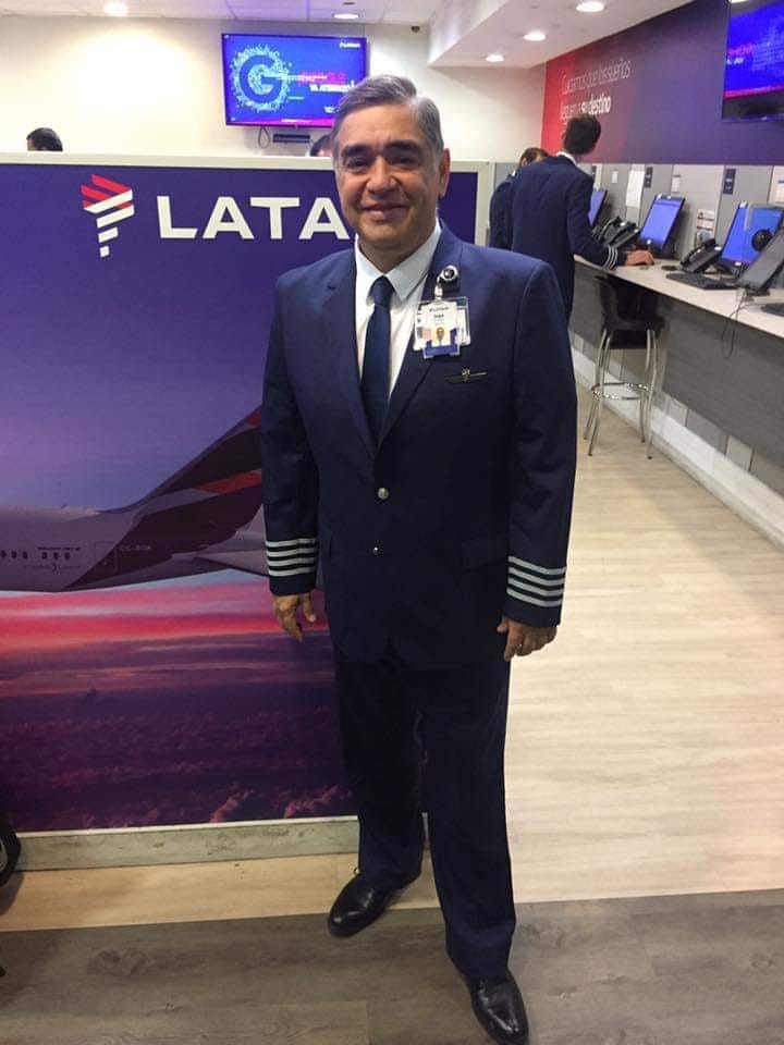 El piloto de LATAM Evan Andor, de 56 años, colapsó y murió durante un vuelo de Miami a Chile.