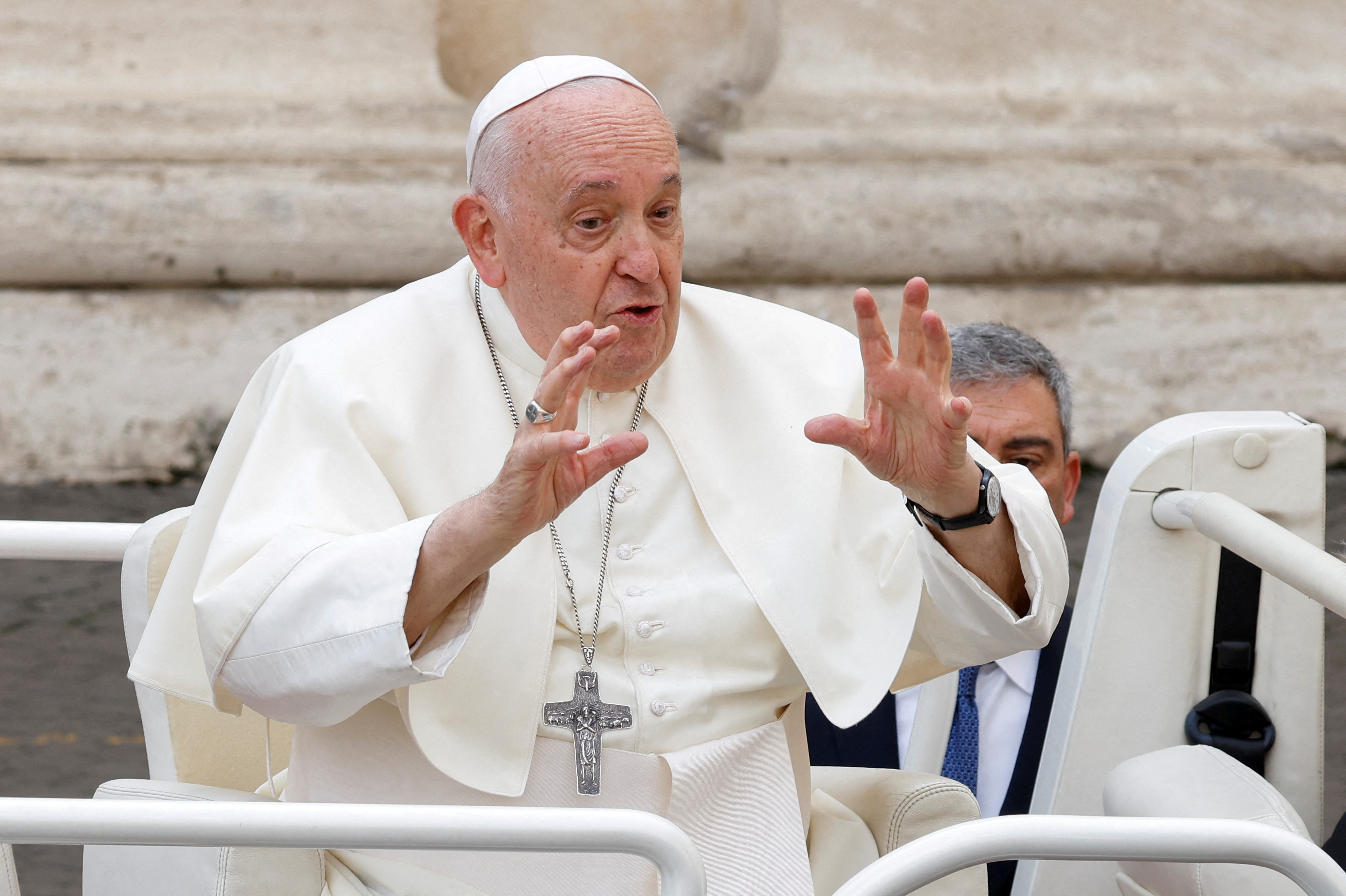 El Papa Francisco celebra una reunión semanal en el Vaticano