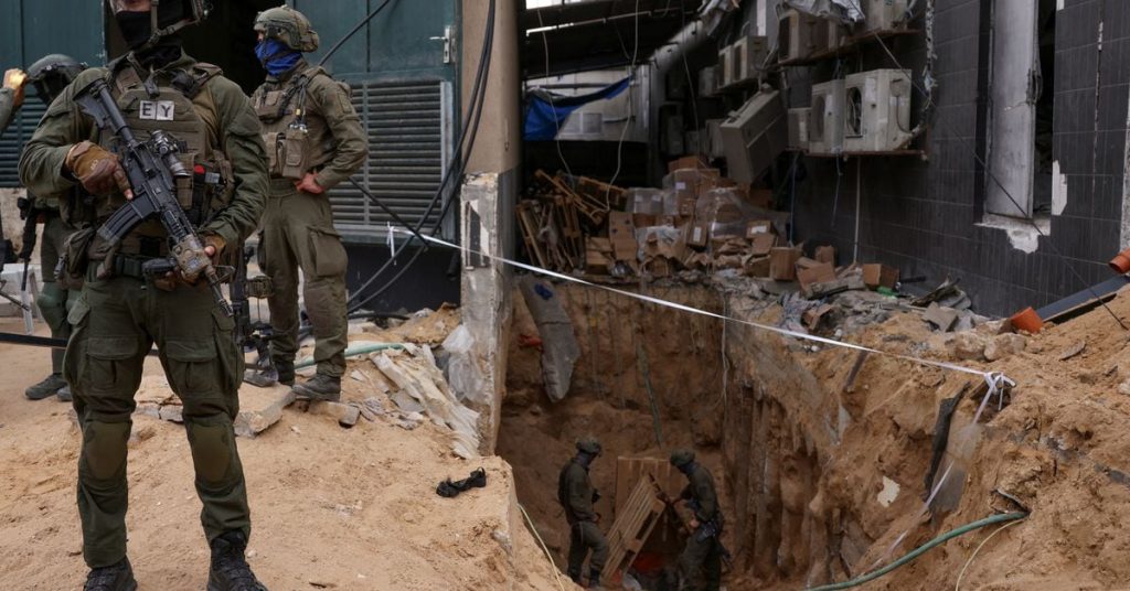 El ejército israelí muestra un túnel debajo de Shifa que, según dice, sirvió como escondite de Hamás.