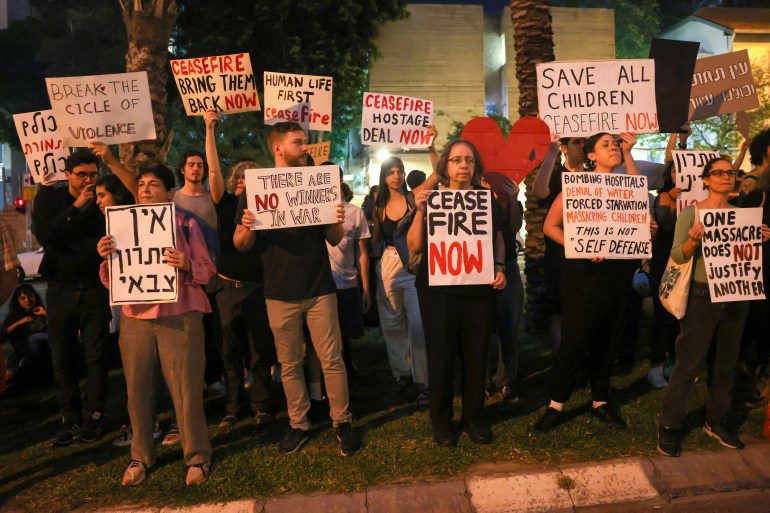 Activistas de izquierda israelíes realizan una manifestación cerca del Ministerio de Defensa en Tel Aviv el 11 de noviembre de 2023, exigiendo un alto el fuego en medio de las batallas en curso entre Israel y Hamás.  (Ahmed Al-Gharabli/AFP)