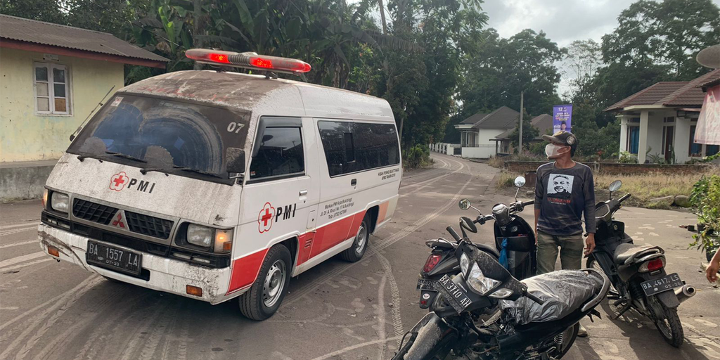 El volcán Marabi en Indonesia entró en erupción con un fuerte rugido, arrojando cenizas tóxicas al aire