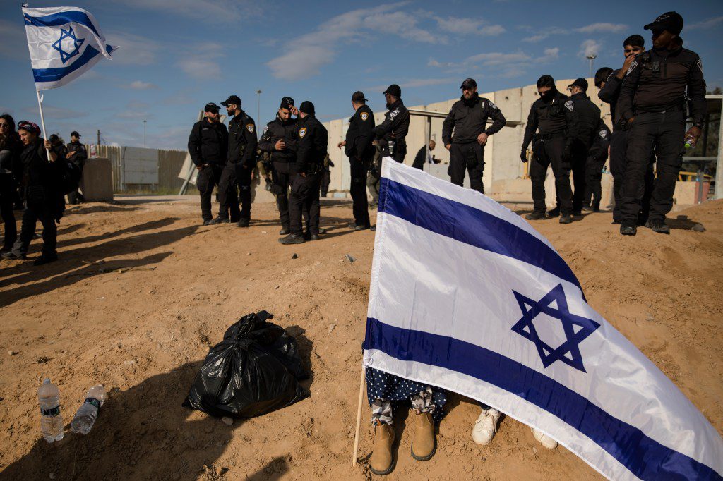 Agentes de policía israelíes en el cruce de Kerem Shalom hacia la Franja de Gaza.  Israel ha limitado los suministros permitidos en el pasado.