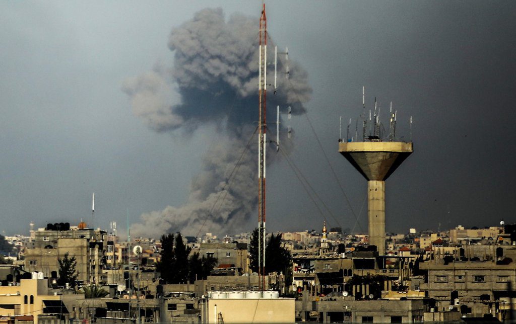 Una fotografía tomada desde la ciudad de Rafah, al sur de la Franja de Gaza, que muestra el humo elevándose sobre los edificios de la ciudad de Khan Yunis tras el bombardeo israelí de la Franja de Gaza.