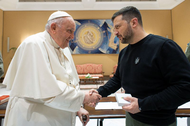 El Papa dice que Ucrania debe tener «el coraje de la bandera blanca» en las negociaciones