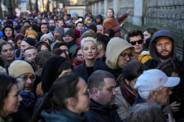 Yulia Navalnaya, centro, viuda de Alexei Navalny, hace fila con otros votantes en un colegio electoral cerca de la embajada rusa en Berlín, por la tarde, hora local, el domingo 17 de marzo de 2024. (Foto AP/Ebrahim Noroozi)