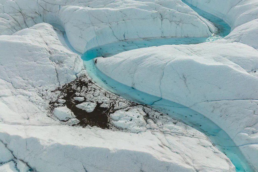 Un río que fluye a través de un glaciar.