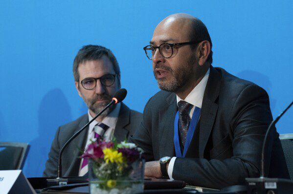 ARCHIVO - El ministro de Medio Ambiente y Cambio Climático, Stephen Guilbault, es visto como presidente del comité de negociación intergubernamental. El embajador Luis Villas Valdivieso habla durante una conferencia de prensa, el 23 de abril de 2024, en Ottawa, Ontario.  (Adrian Wild/The Canadian Press vía AP, archivo)