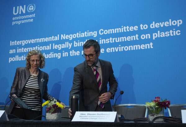 ARCHIVO - La directora ejecutiva del PNUMA, Inger Andersen, y el ministro de Medio Ambiente y Cambio Climático, Stephen Guilbault, toman asiento en una conferencia de prensa, el 23 de abril de 2024 en Ottawa, Ontario.  (Adrian Wild/The Canadian Press vía AP, archivo)