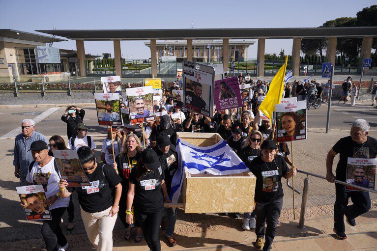 Familiares y activistas llevan un ataúd vacío durante un funeral simulado celebrado antes del Día del Recuerdo de Israel para los israelíes cuyos restos están retenidos por militantes de Hamas en la Franja de Gaza, cerca del edificio del parlamento israelí en Jerusalén, el jueves 9 de mayo de 2024. Día del Recuerdo Siempre es una ocasión sombría en Israel.  Pero a raíz de los acontecimientos del 7 de octubre, la crisis adquirió un carácter profundo y duro de tristeza junto con una ira desenfrenada.  (Foto AP/Ohad Zwegenberg)