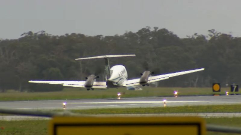 Aeropuerto de Newcastle, Australia: Un avión realizó con éxito un aterrizaje de emergencia después de dar vueltas alrededor del aeropuerto durante horas