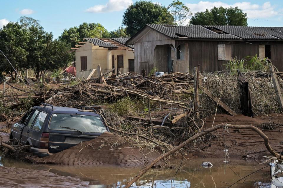 Foto: Casas, automóviles, ramas y escombros devastados en Cruzeiro do Sul luego de las devastadoras inundaciones que azotaron el área en el estado de Rio Grande do Sul, Brasil, el 14 de mayo de 2024. (Nelson Almeida/AFP vía Getty Images)