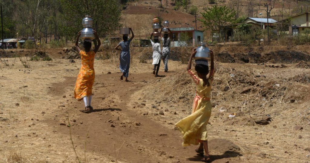 El calor del verano llega temprano a Asia y mata a decenas, como lo describe un experto como «el evento más extremo» en la historia del clima.