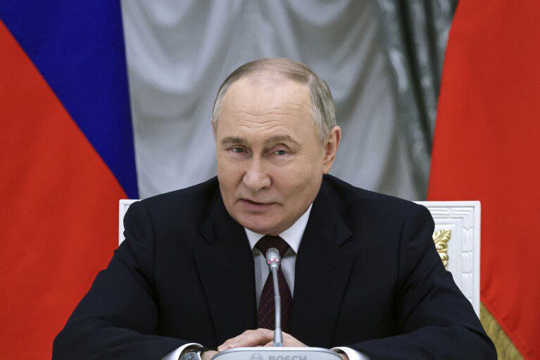 El presidente ruso Vladimir Putin preside una reunión con miembros del nuevo gobierno en el Kremlin en Moscú, Rusia, el martes 14 de mayo de 2024. (Vyacheslav Prokofiev, Sputnik, Kremlin Pool Photo vía AP)