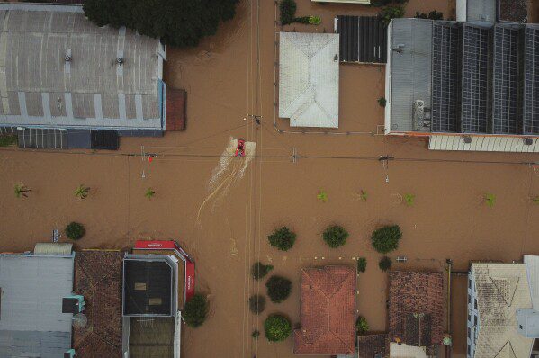 Las calles están inundadas después de las fuertes lluvias en São Sebastião do Cai, estado de Rio Grande do Sul, Brasil, el jueves 2 de mayo de 2024. (Foto AP/Carlos Macedo)