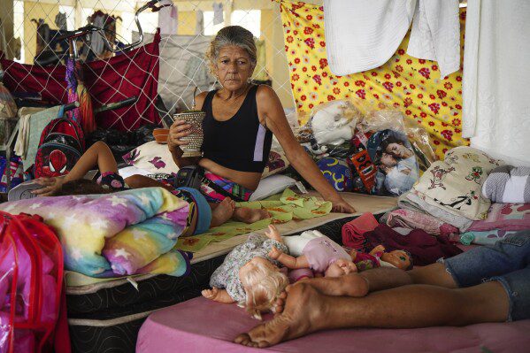 Residentes descansan en un refugio temporal para personas cuyas casas quedaron inundadas por las fuertes lluvias, en Canoas, estado de Rio Grande do Sul, Brasil, el miércoles 8 de mayo de 2024. (Foto AP/Carlos Macedo)