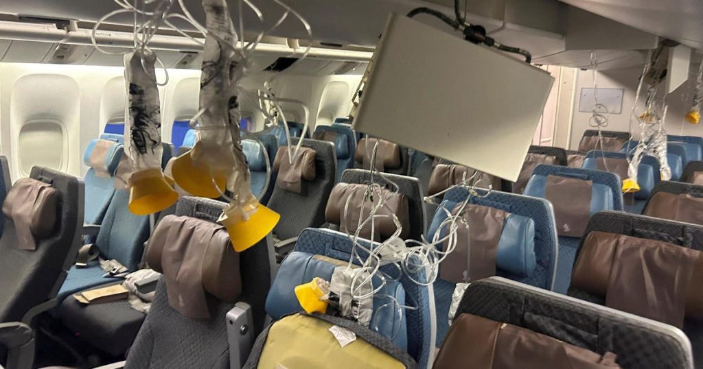 La aerolínea dijo que las severas turbulencias a bordo del vuelo 321 de Singapore Airlines procedente de Londres provocaron la muerte de una persona y otras resultaron heridas.