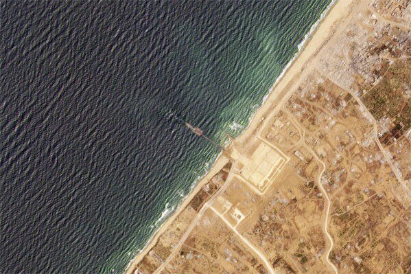 Esta imagen satelital de Planet Labs PBC muestra un muelle instalado por el ejército estadounidense en la Franja de Gaza el jueves 16 de mayo de 2024. (Planet Labs PBC vía AP)