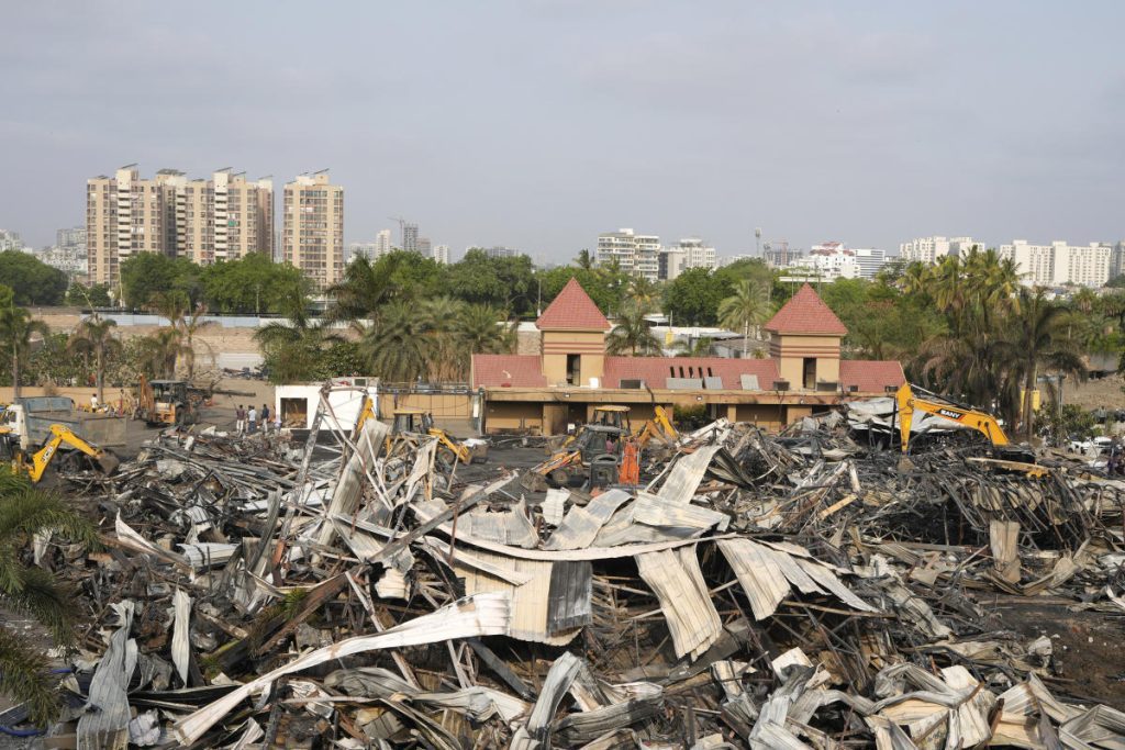 Los cuerpos de 27 personas fueron "quemados hasta quedar irreconocibles" después de un gran incendio en un parque temático indio, dicen familiares