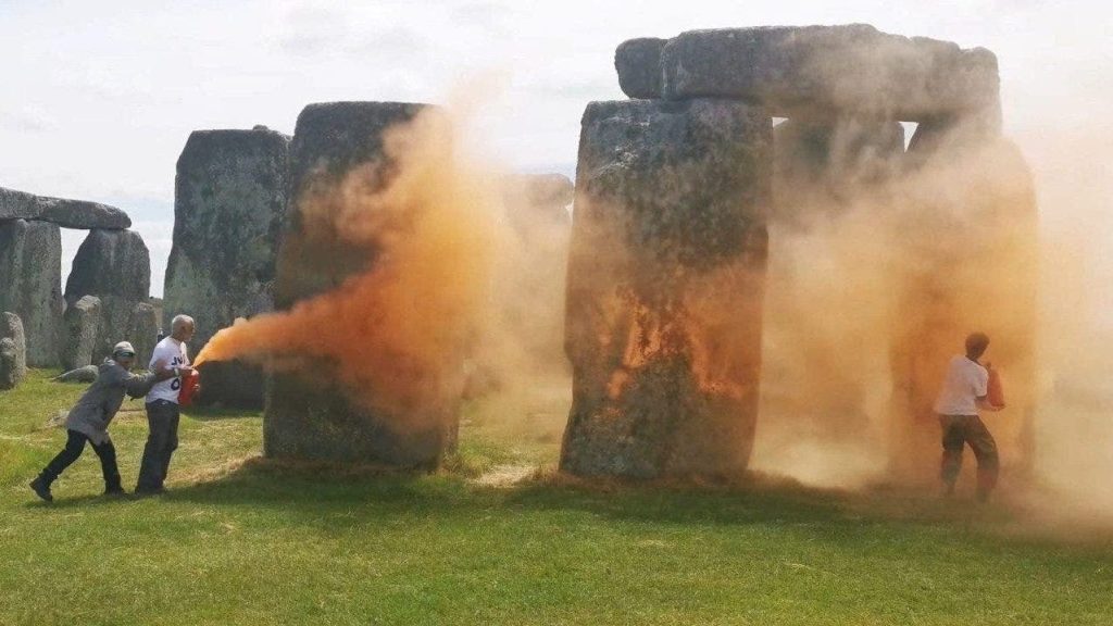Activistas climáticos rocían Stonehenge con polvo de naranja y exigen el fin de los combustibles fósiles en el Reino Unido