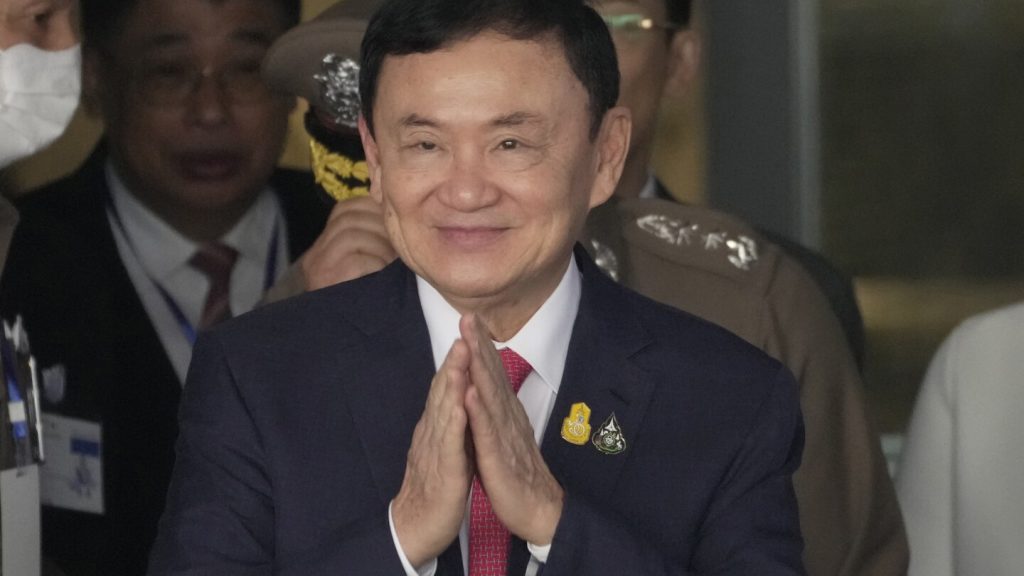El ex primer ministro tailandés Shinawatra fue acusado de difamar a la monarquía
