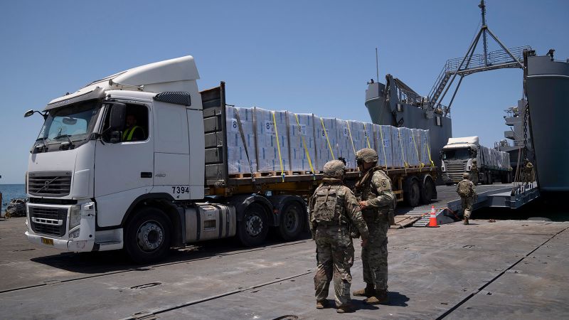 Frente a la costa de Gaza, camiones cargados con ayuda parten de un muelle militar estadounidense, pero no son recogidos