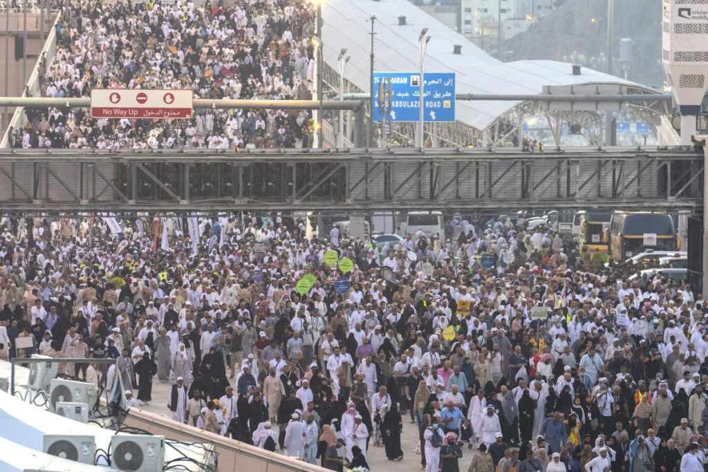 Los peregrinos musulmanes concluyen la temporada del Hajj apedreando simbólicamente a Satanás y realizando una circunvalación final alrededor de la Kaaba.