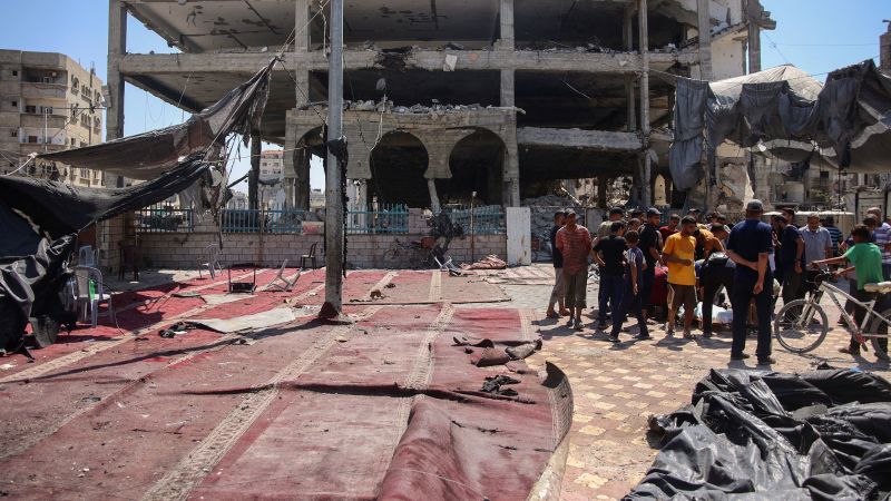 Campamento de refugiados en la playa: al menos 22 personas murieron en un ataque a una mezquita improvisada en el campamento de la ciudad de Gaza, según un funcionario del hospital