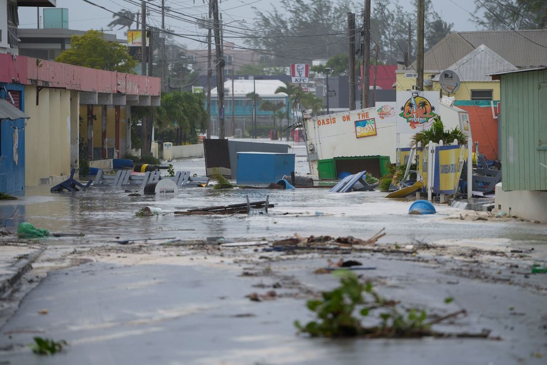 El huracán Beryl inundó una calle en Hastings, Barbados, el lunes.