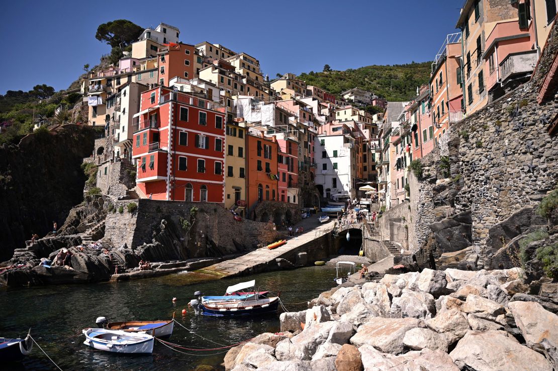 Aparecen edificios de colores brillantes en Riomaggiore, uno de los cinco pueblos que componen Cinque Terre. 