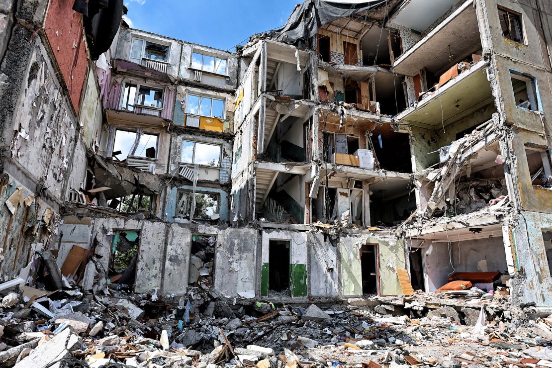 Restos de un edificio de apartamentos destruido por los bombardeos rusos el 11 de agosto en Mirnohrad, Ucrania.