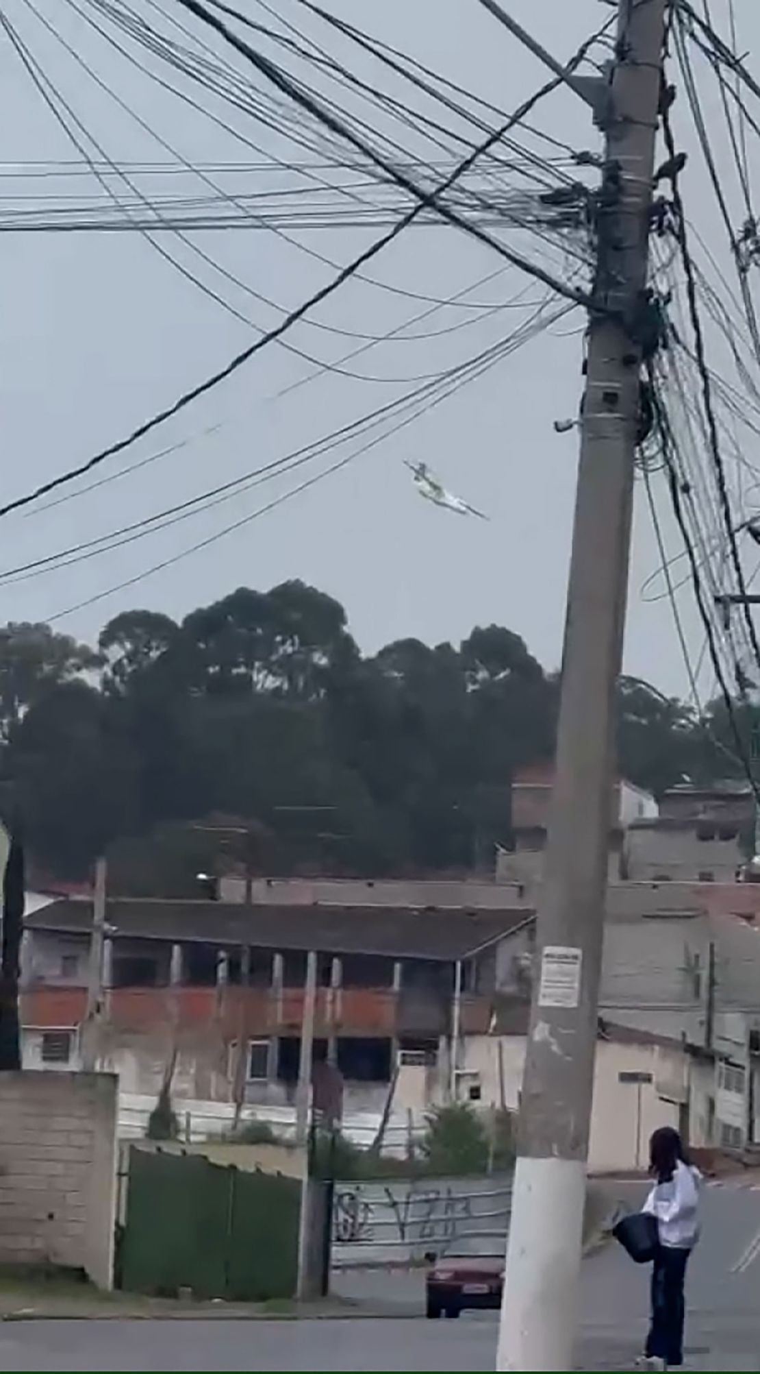 Se ve un avión cayendo del cielo sobre la ciudad de Vinhedo, Brasil, el 9 de agosto de 2024.